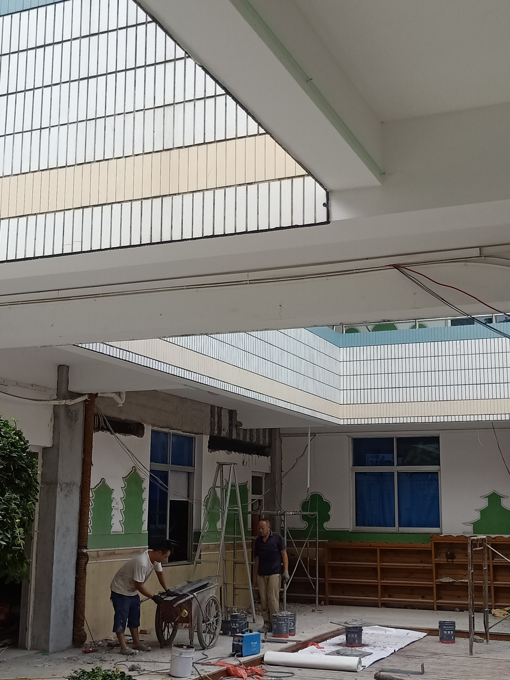 为什么用了瓷砖胶还要用瓷砖背胶？