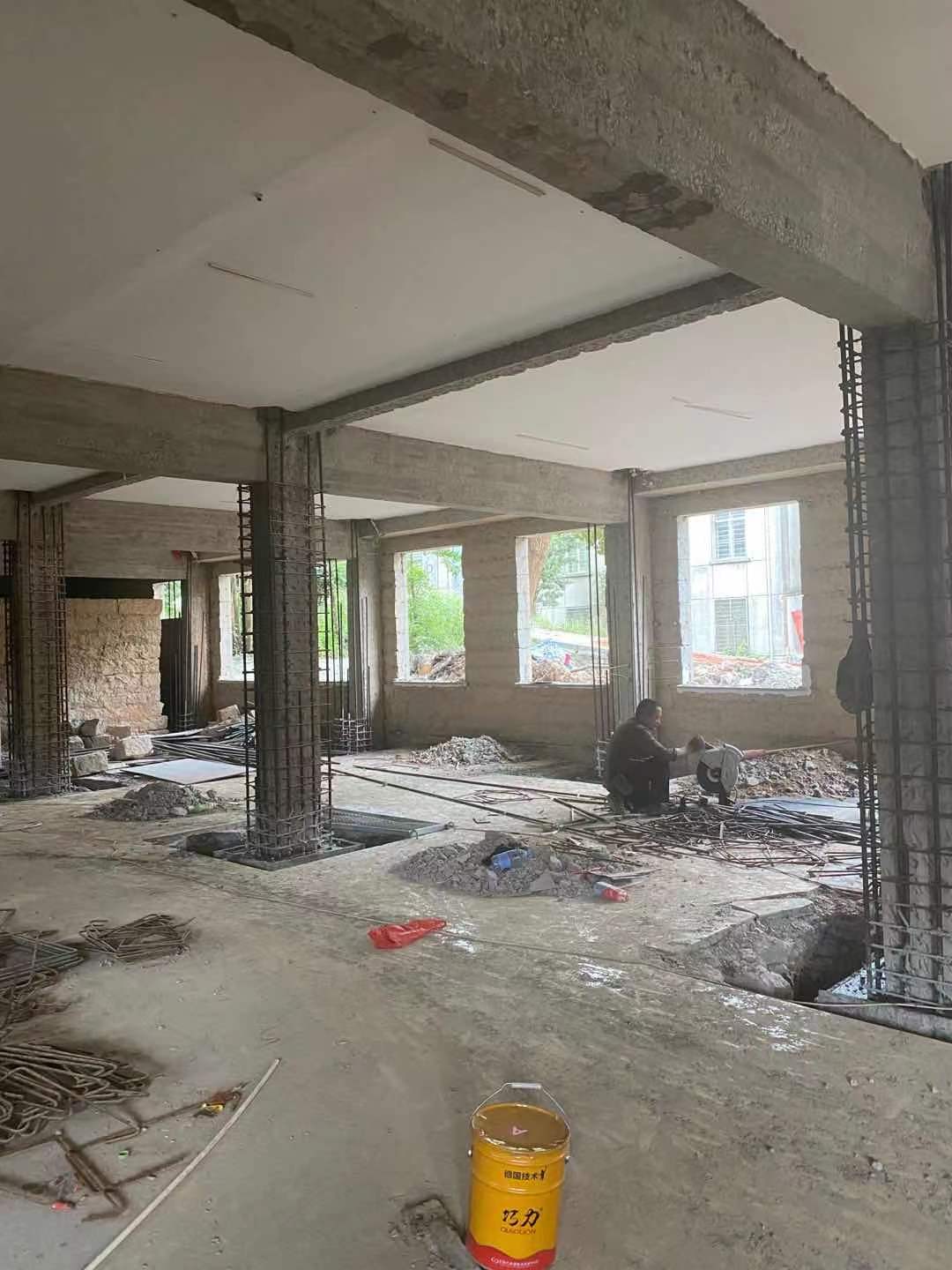 冰球突破瓷砖背胶施工需要等干？