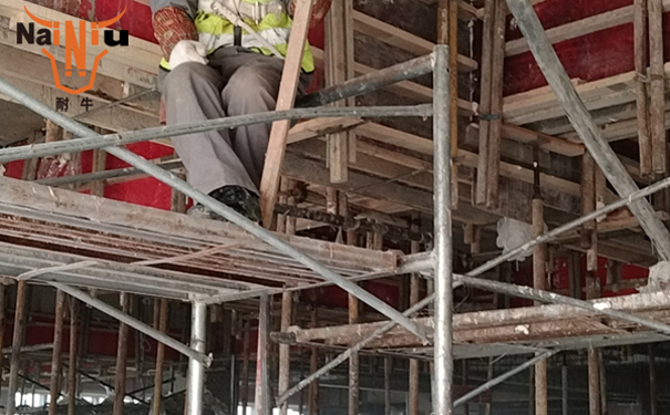 聚氨酯涂料成膜后起鼓或与下层脱落原因？？