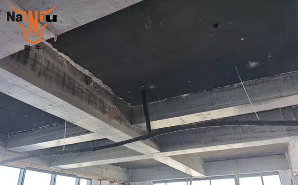 冰球突破聚合物修补砂浆中的聚丙烯纤维