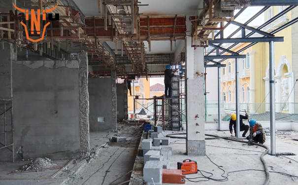 上海冰球突破通用型防水涂料能刷卫生间地面吗?